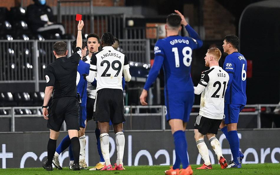 硬啊！巴特勒歪着身子强取2+1瞬间点燃全场